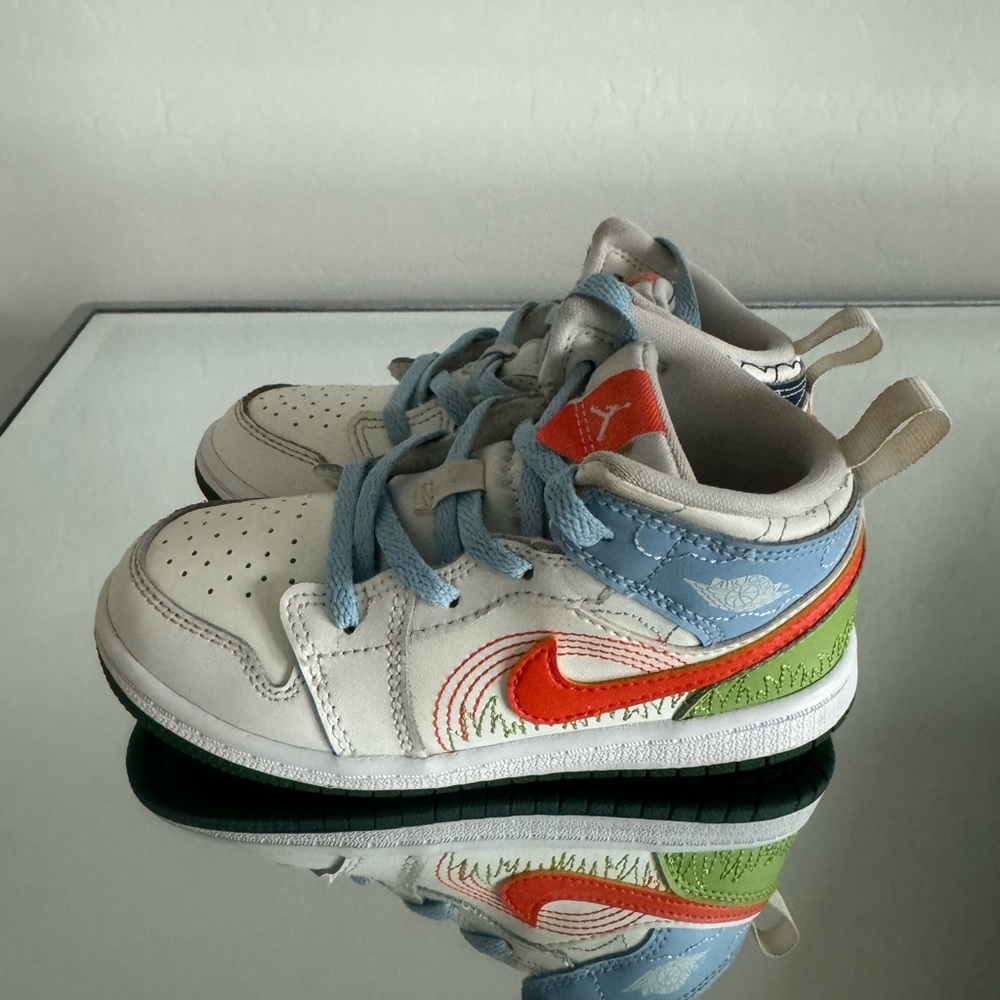 SOLD Nike Air Jordan 1 Mid SE GS 'Stitch'